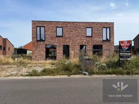 rustig en centraal gelegen half open ben-woning met 3 sla...