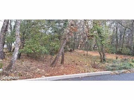 terrain 1 059 m² nans les pins