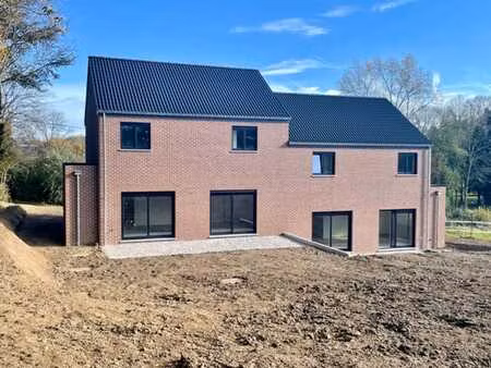 maison neuve avec panneaux photovoltaïques et chauffage sol