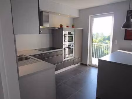 appartement 3 ch (grande ch meublée: lit  dressing  bureau)