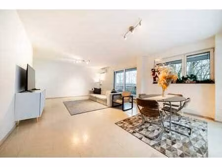 superbe appartement 2 ch. avec terrasse et emplacements de p