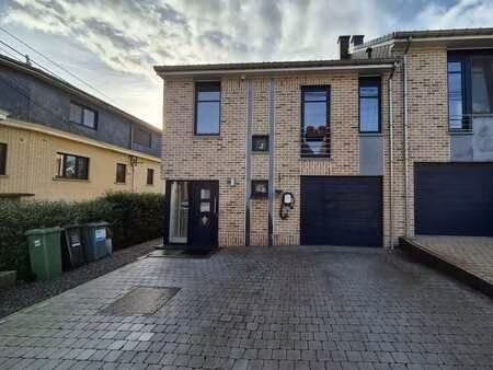 maison mitoyenne familiale avec 4 chambres et équip. moderne