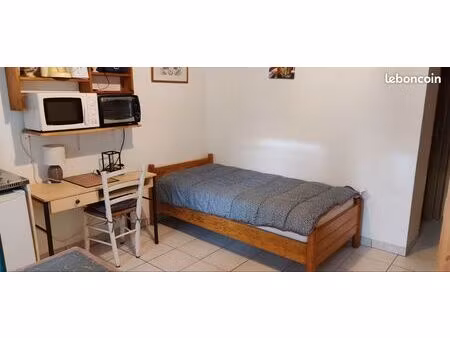 loue studio meublé dans villa de 20 m2 avec terrasse à 5 minutes de bourg-en-bresse. prix 