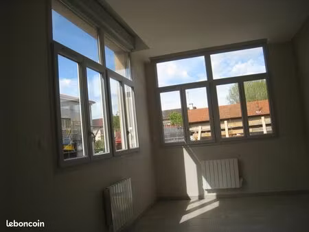 beau t2. 54 m2. garage. centre montluel