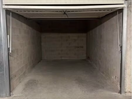 garage / box ferme 13m2 en sous-sol sécurisé vieille chapelle bd des amis