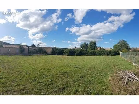 terrain 798 m² nans les pins