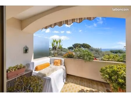 studio meublé avec grande terrasse & vue mer – ascenseur – parking