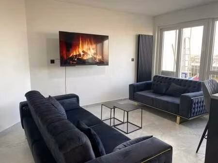 studio idéalement situé totalement rénové avec terrasse!