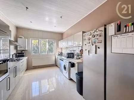 spacieuse maison avec jardin–potentiel bi-familial à vendre!