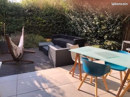 t2 rez-de-jardin avec terrasse  garage fermé et piscine