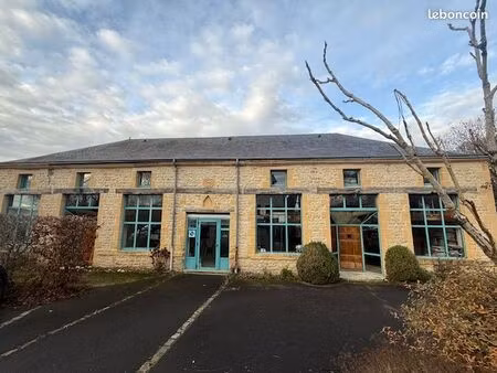 exclusif - bâtiment en pierre à usage mixte avec parking privé