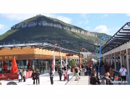 ? t3 rénové 65 m² – hyper centre millau – libre