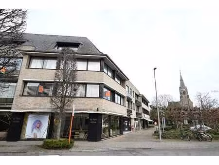 verzorgd en lichtrijk hoekappartement pal in het centrum!