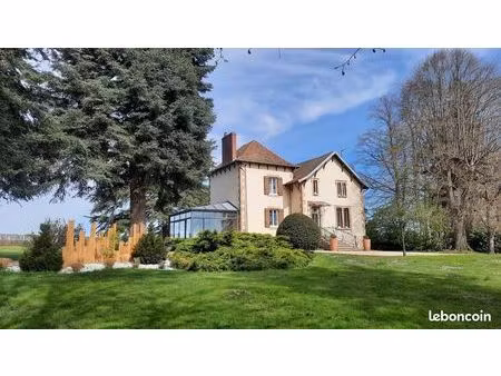 maison bourgeoise dans vaste parc arboré