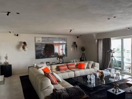 duplex sur la place m’as-tu-vu