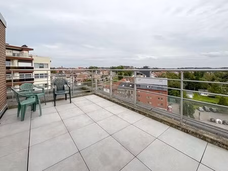 studio meublé et lumineux avec une vue magnifique