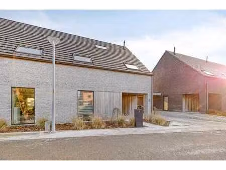 recente halfopen woning met tuin en carport