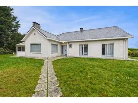 plain-pied avec 3 chambres érigé sur 1004m2 dans un clos cal