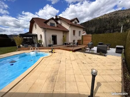 maison individuelle 240 m2 avec piscine
