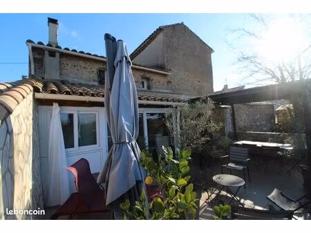 la maison d'artistes  et son jardin de curé  cachée sur les hauteurs du village