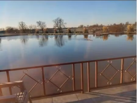 chalet confortable sur étang en campagne