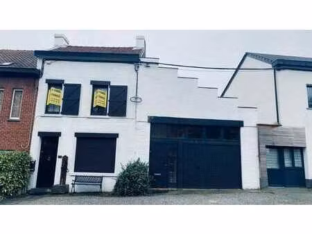 maison spacieuse avec garage et jardin située à couillet