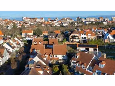 spacieuse maison à trois façades près du centre de knokke [h