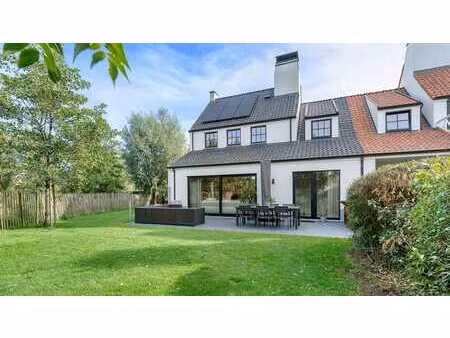 maison d’angle récemment construite et prête à emménager à