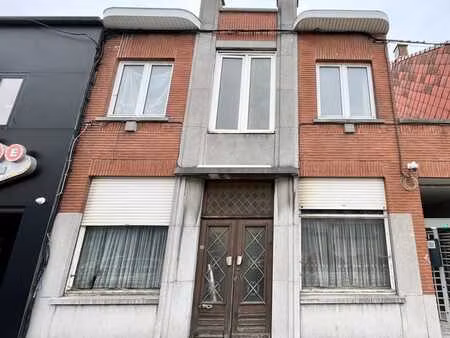 vaste immeuble polyvalent