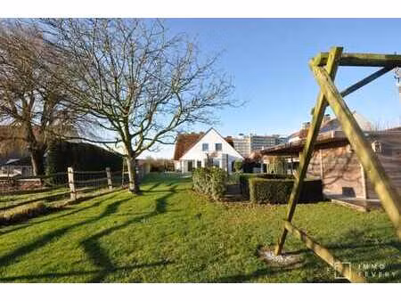 villa moderne avec vue dégagée sur les champs à knokke-heist