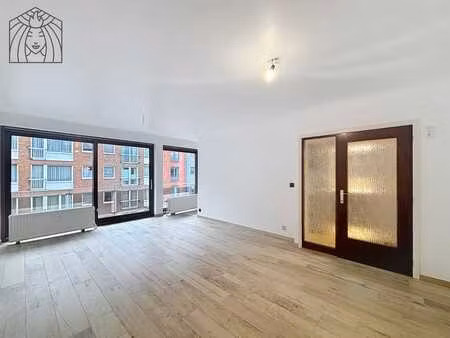 appartement deux chambres avec terrasse à jambes