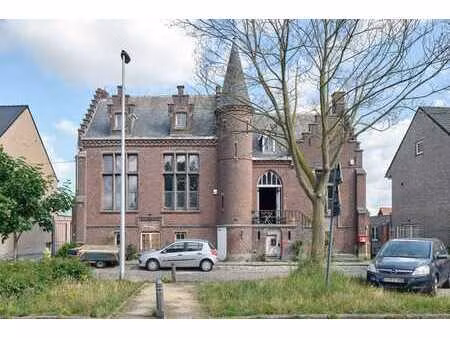 maison communale néogothique réinventée