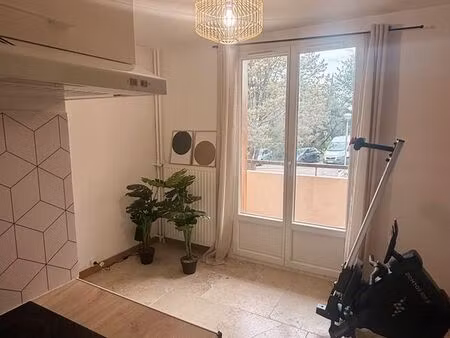 studio rénové avec balcon plein sud  parking  cave  climatisation - excellent état