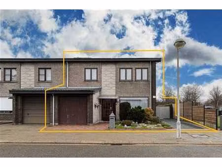 verzorgde woning (135m²) met 3 slaapkamers  2 garages en tui