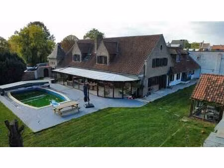 maison 4 chambres  4 sdb avec jardin et piscine.