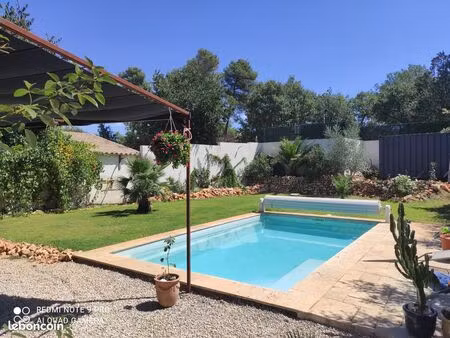 très belle villa qui fait au total environ 193m2 avec piscine