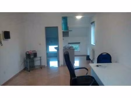 610€ studio toutes charges comprises . bail non résidentiel