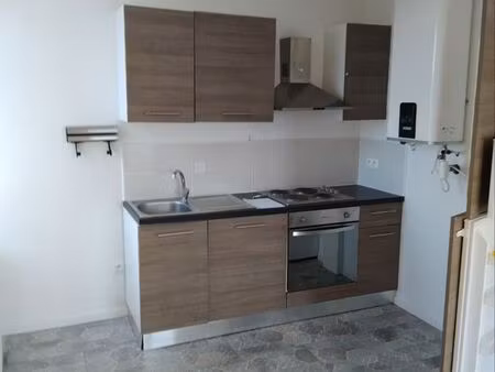 f2 proche toute commodités rue calme ■constitué ■cuisine équipée ( frigo four lave vaissel