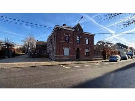 grande maison avec emplacements de parking