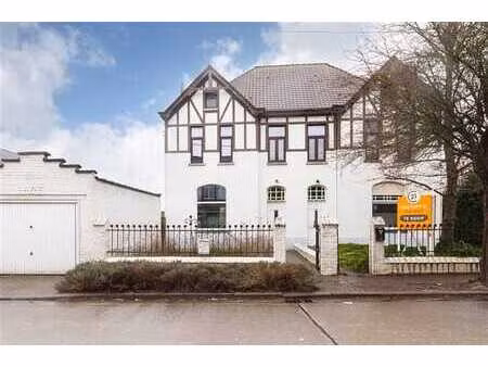 bâtiment de caractère mitoyen avec garage !