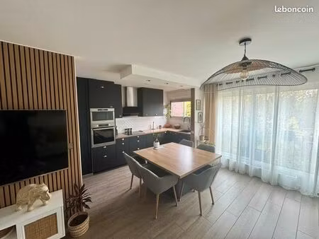 appartement 2 pièces de 54 m² rénové  dernier étage avec vue dégagée