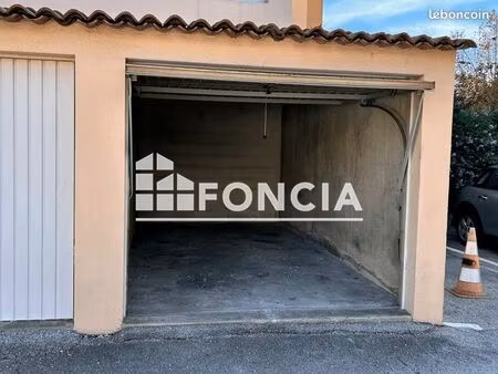 parking six fours les plages