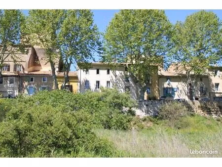 propriété dominante avec vue sur la rivière et les quais d'orbieu de la commune de fabreza