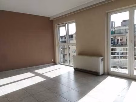 appartement 1 chambre avec terrasse et cave.