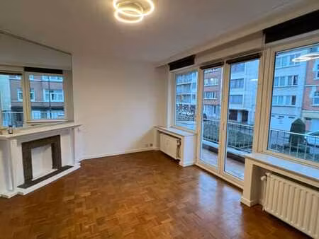 très beau studio rénové-quartier st michel/institutions