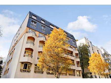 2 pièces de 49 m2  rue boussingault  en étage élevé avec asc