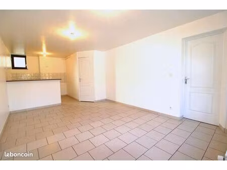 logement calme et lumineux. bon secteur. parking fermé possible