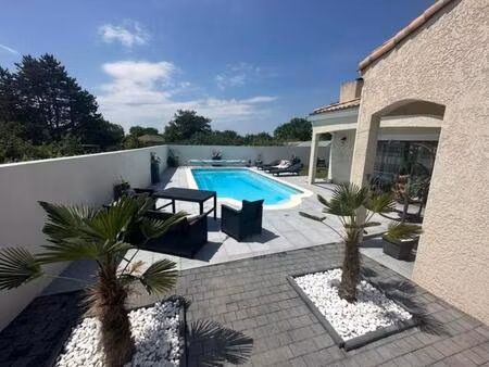 maison contemporaine avec piscine – prestations soignées