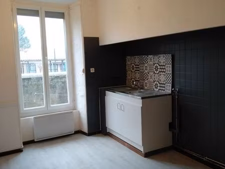 appartement t3 80 m2 avec petite cour