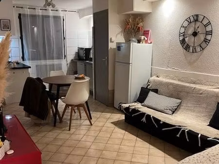 grand studio meublé avec petite terrasse